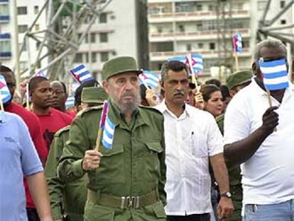 Castro encabeza una manifestación contra el presidente George Bush, el 12 de junio de 2002, en el Malecón de La Habana.