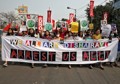 Manifestantes en protesta contra la detención de Disha Ravi
