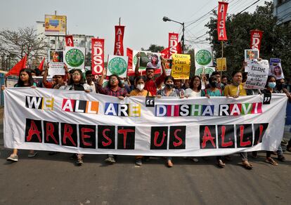 Manifestantes en protesta contra la detención de Disha Ravi