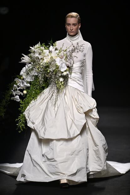 La novia que cerró el desfile de Mans, con falda escultural de tafeta de seda y top de punto.