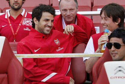 Cesc, en la grada del estadio Emirates con la sudadera del Arsenal.