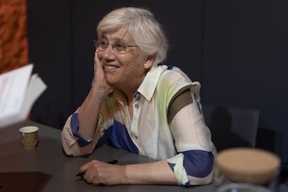 Clara Ponsatí firmaba libros en la Diada de Sant Jordi la mañana del domingo en el centro de Barcelona.