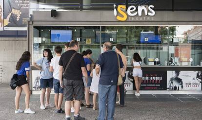 Espectadores hacen cola en el complejo cinematográfico Cinesa Méndez Álvaro, en Madrid.