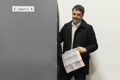 Matteo Renzi, líder del Partido Demócrata italiano (PD), sale de una cabina con su papeleta en un centro electoral de Florencia.