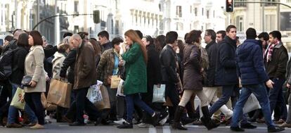 Decenas de personas realizan sus compras de Navidad en el centro de Madrid.