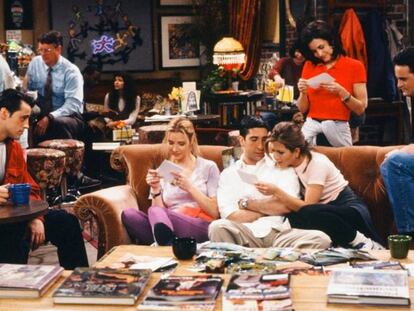 Los protagonistas de 'Friends' en el sofá del café donde se juntan.
