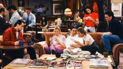 Los protagonistas de 'Friends' en el sofá del café donde se juntan.