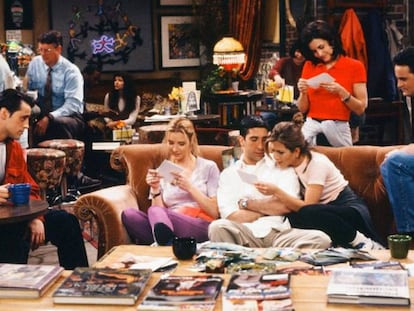 Los protagonistas de 'Friends' en el sofá del café donde se juntan.