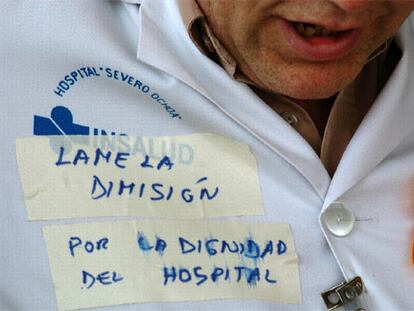 Trabajador del Severo Ochoa con una pegatina de protesta.
