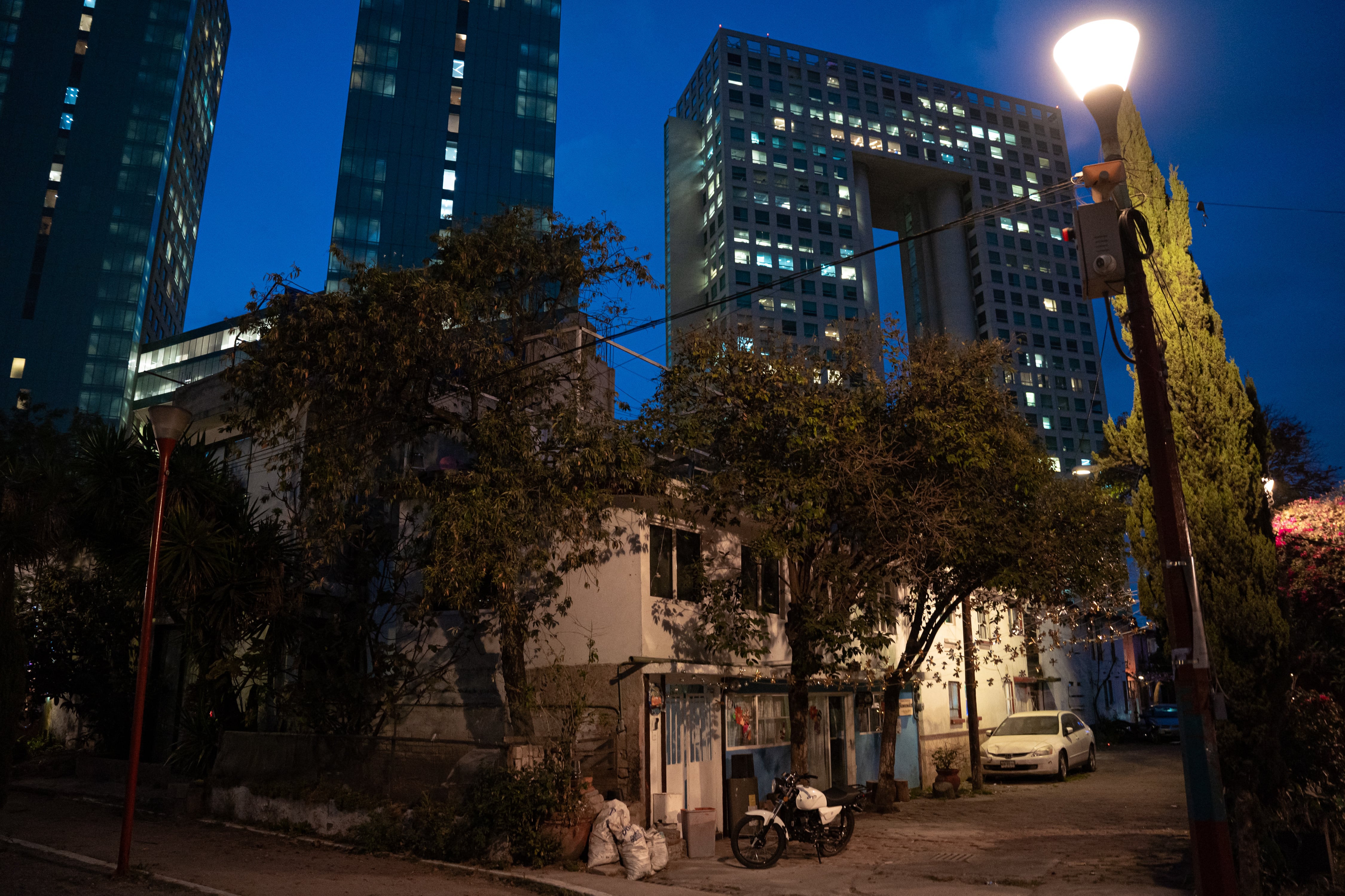 Una calle de la colonia Palo Alto. Atrás, los rascacielos Torres Arcos Bosques. 