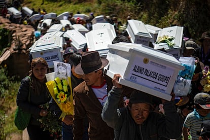 Perú: Familiares de las víctimas de 1985 llevan los ataúdes al panteón de Accomarca, en Ayacucho