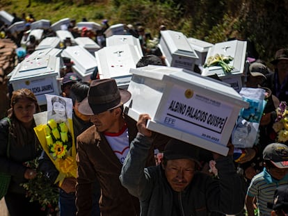 Familiares de las víctimas de 1985 llevan los ataúdes al panteón de Accomarca, en Ayacucho.