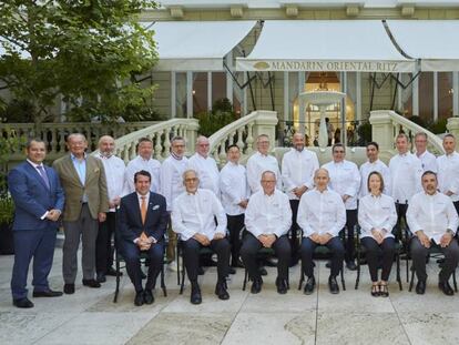 Foto de familia con 19 cocineros del club Chefs de Chefs, que este martes ofrecen una cena benéfica en el Mandarin Oriental Ritz.