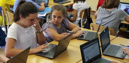 Alumnos del colegio Santa María de Valencia con sus 'chomebooks'.