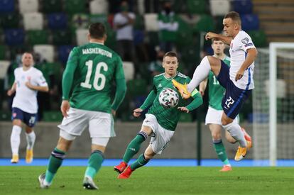 Lobotka controla el balón ante un rival de Irlanda del Norte. Eslovaquia será rival de España en la Eurocopa.