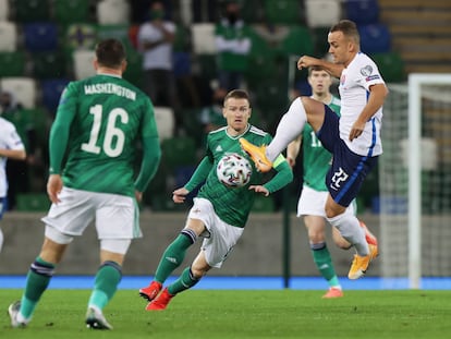 Lobotka controla el balón ante un rival de Irlanda del Norte. Eslovaquia será rival de España en la Eurocopa.