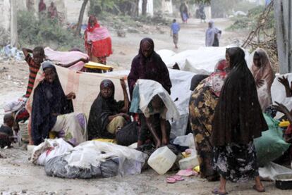 Mujeres desplazadas de la región de Bakool, con sus enseres tras llegar ayer a Mogadiscio.