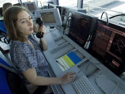 Una controladora a&eacute;rea trabaja en una torre de control.
