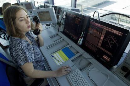 Una controladora aérea trabaja en una torre de control.