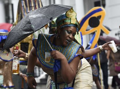 Una mujer baila en el desfile de Carnaval de Notting Hill en Londres.