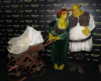 La anfitriona, Heidi Klum y su novio, el guitarrista Tom Kaulitz, disfrazados de Shrek y Fiona. 
