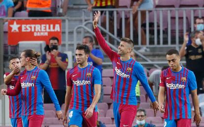 Gerard Pique celebra con sus compañeros haber marcado el primer gol del partido contra la Real Sociedad