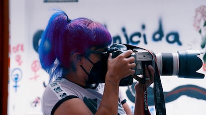 Sashenka Gutiérrez, fotoperiodista nacida en la Ciudad de México, en un fotograma del documental Endangered (2022).
