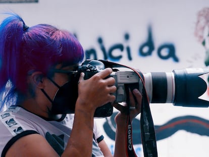 Sashenka Gutiérrez, fotoperiodista nacida en la Ciudad de México, en un fotograma del documental Endangered (2022).