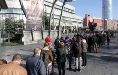 Decenas de personas hacen cola para visitar la exposición de los guerreros de Xian.