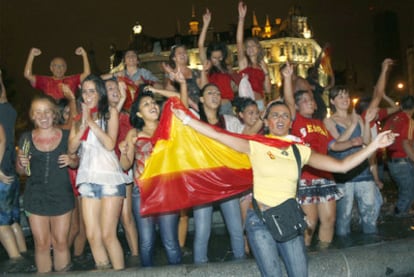 Un grupo de jóvenes celebra el triunfo de la selección española en la plaza Moyúa de Bilbao.