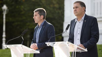 Arnaldo Otegi (derecha) y Arkaitz Rodríguez en su comparecencia de este lunes por el décimo aniversario del fin de ETA.