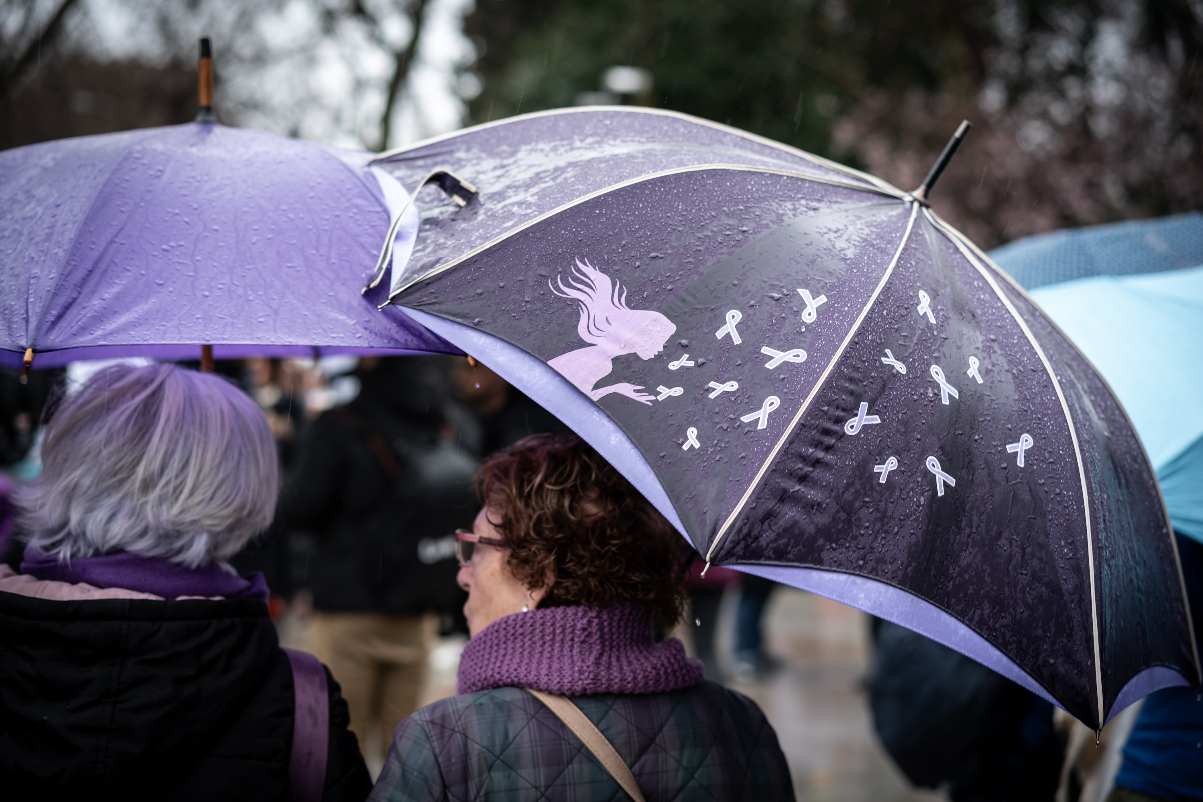 Las mujeres de más de 60 años resisten como principal dique frente al avance electoral de Vox