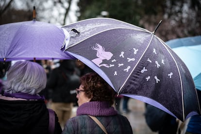 Dos mujeres con paraguas durante la marcha del 8M en Madrid, este sábado.