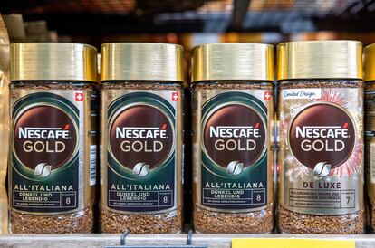 Tarros de café instantáneo Nescafe Gold, parte de la cartera del gigante de la alimentación Nestlé,