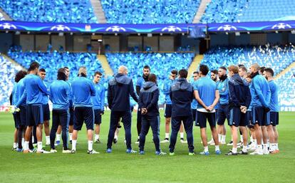 Los jugadores del Real Madrid con Zidane en el Etihad. 