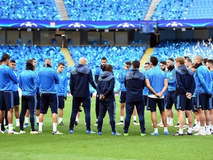 Los jugadores del Real Madrid con Zidane en el Etihad. 