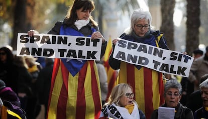 Un grup de manifestants a la porta del TSJC, aquest dilluns.