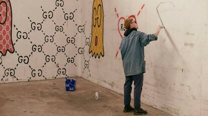 El artista Trouble Andrew pintando en un mural el icono de la campaña GucciGhost, de Gucci.