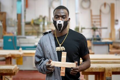Mohamed, guineano de 19 años que llegó siendo menor en patera a Almería, aprende carpintería en Carabanchel