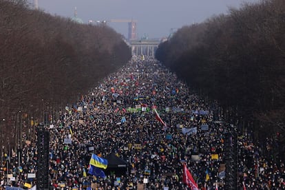 Miles de personas protestan contra la guerra de Ucrania en Berlín (Alemania).