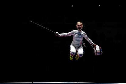 La rusa Violetta Kolobova celebra la medalla de bronce en esgrima por equipos.