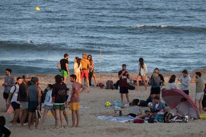 Joves a la platja de la Mar Bella a Barcelona.