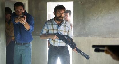 Los actores Mario Casas y Antonio de la Torre, en un fotograma de 'Grupo 7'.