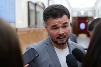 El portavoz de ERC Gabriel Rufián atiende a la prensa en el pleno del Congreso de los Diputados, este martes. 