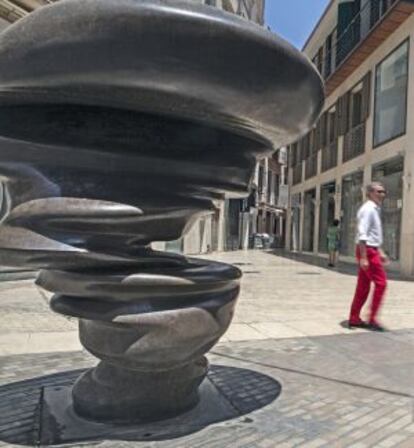 Escultura del artista británico Tony Cragg en la calle de Larios, en Málaga.