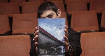 Emilio Bueso y 'Cenital', autor y obra ganadores del Premio Celsius a la mejor novela fantástica en la Semana Negra de Gijón.