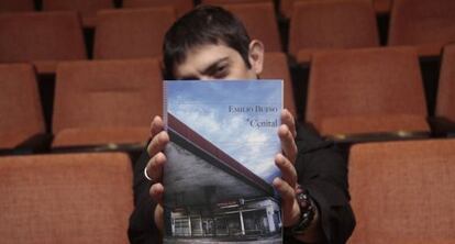 Emilio Bueso y &#039;Cenital&#039;, autor y obra ganadores del Premio Celsius a la mejor novela fant&aacute;stica en la Semana Negra de Gij&oacute;n. 