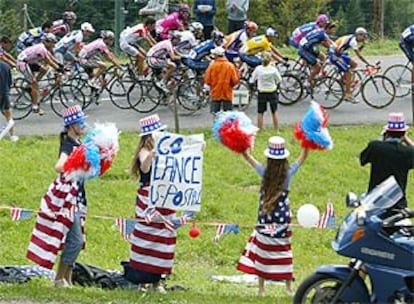 Aficionados apoyan a Lance Armstrong al paso del pelotón.