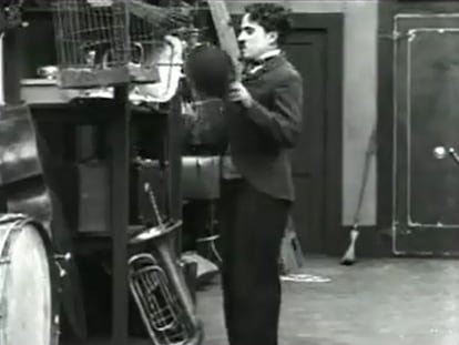 Charles Chaplin realiza en 'Charlot, prestamista' una nueva encarnación de su personaje. Es 1916. Chaplin recibió un Oscar honorífico por toda su carrera, en un vida plagada de polémicas y matrimonios fallidos.