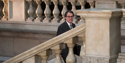 Acting Catalan premier Artur Mas arrives at the regional parliament.